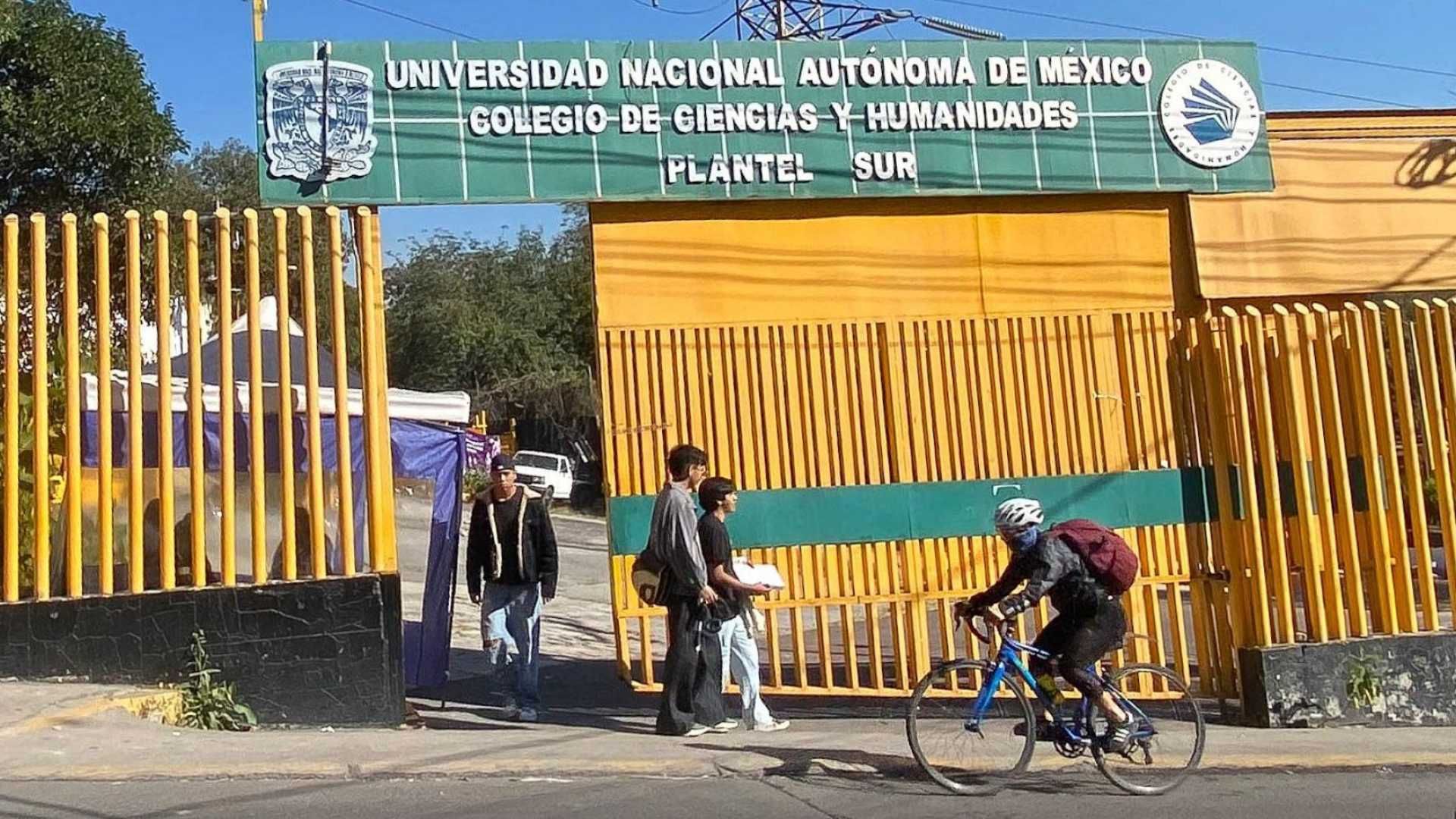 Alumnos afuera de plantel CCH. Conoce las fechas clave del calendario del CCH y la UNAM en 2027